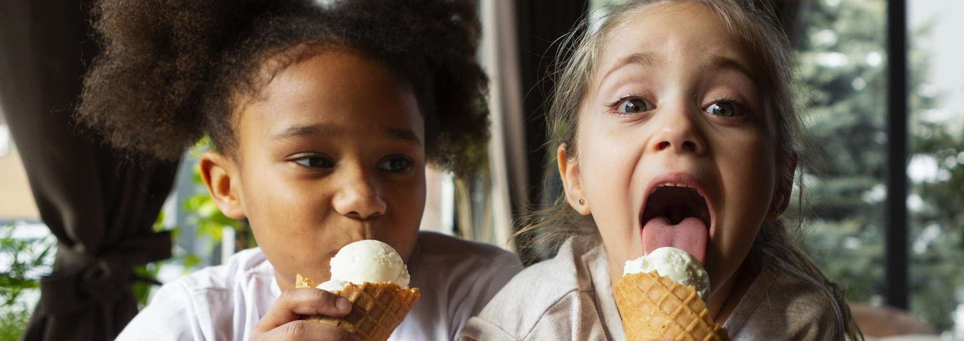 Två barn som äter glass
